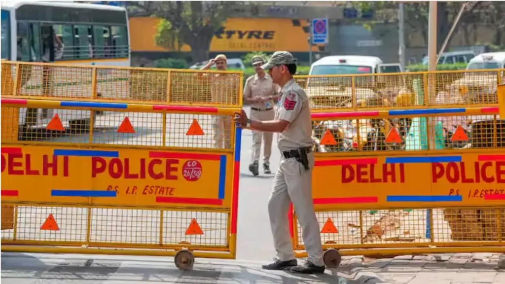 Delhi Police Alert On Red Car: Delhi Police searching for a red color Ford Eco Sport car, input about other suspects related to the blast being nearby, After blast near Red Fort Delhi Police is now searching for a red color Ford Eco Sport car