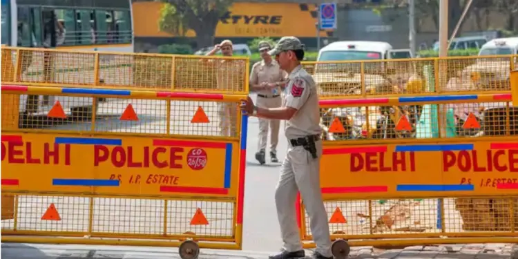 Delhi Police Alert On Red Car: Delhi Police searching for a red color Ford Eco Sport car, input about other suspects related to the blast being nearby, After blast near Red Fort Delhi Police is now searching for a red color Ford Eco Sport car