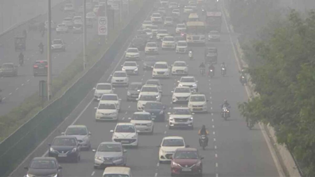 Delhi becomes gas chamber: Air quality worsens, AQI reaches 'severe' category