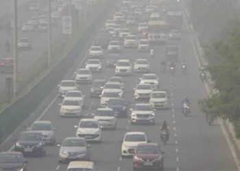 Delhi becomes gas chamber: Air quality worsens, AQI reaches 'severe' category