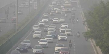 Delhi becomes gas chamber: Air quality worsens, AQI reaches 'severe' category