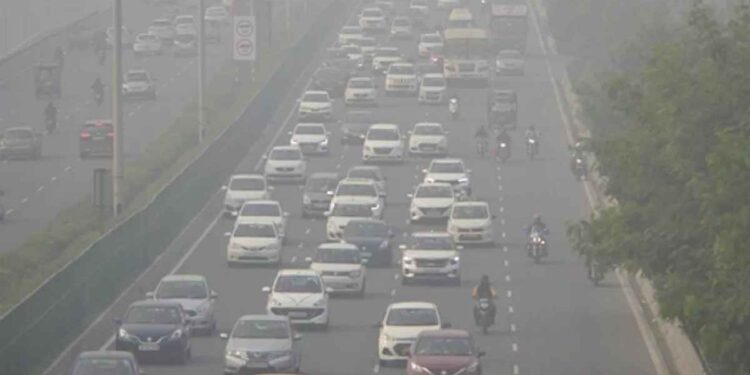 Delhi becomes gas chamber: Air quality worsens, AQI reaches 'severe' category