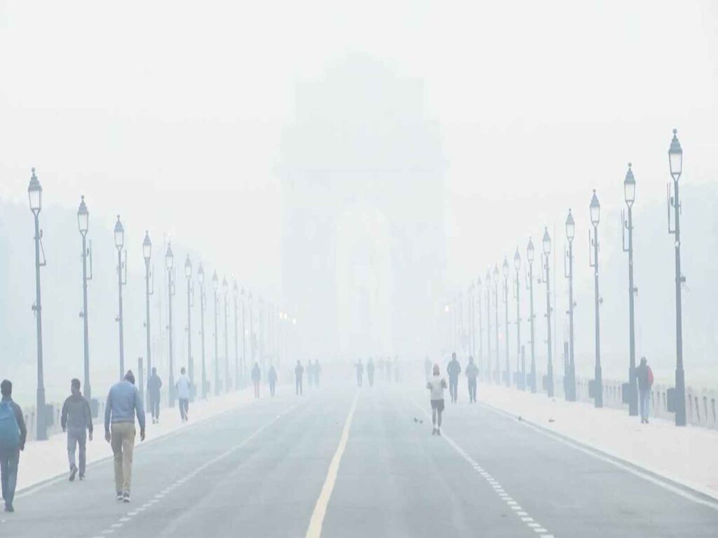 Difficult to breathe in Delhi: Toxic layer of smog spread in the morning, AQI 'very bad'