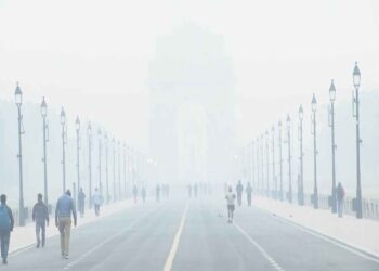 Difficult to breathe in Delhi: Toxic layer of smog spread in the morning, AQI 'very bad'