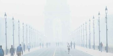 Difficult to breathe in Delhi: Toxic layer of smog spread in the morning, AQI 'very bad'