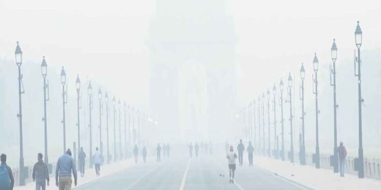 Difficult to breathe in Delhi: Toxic layer of smog spread in the morning, AQI 'very bad'