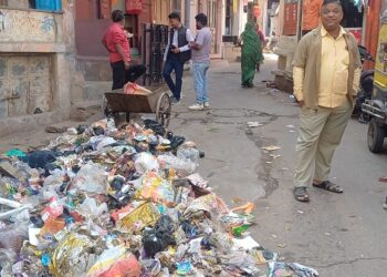 Due to the indifference of the Municipal Corporation, the cleanliness system of the city came to a standstill, the risk of infection increased due to heaps of garbage.