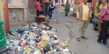 Due to the indifference of the Municipal Corporation, the cleanliness system of the city came to a standstill, the risk of infection increased due to heaps of garbage.
