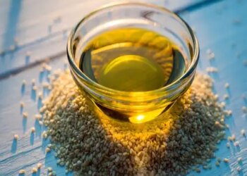 Even expensive moisturizers fail in front of sesame oil, applying it in winter season will provide countless benefits.