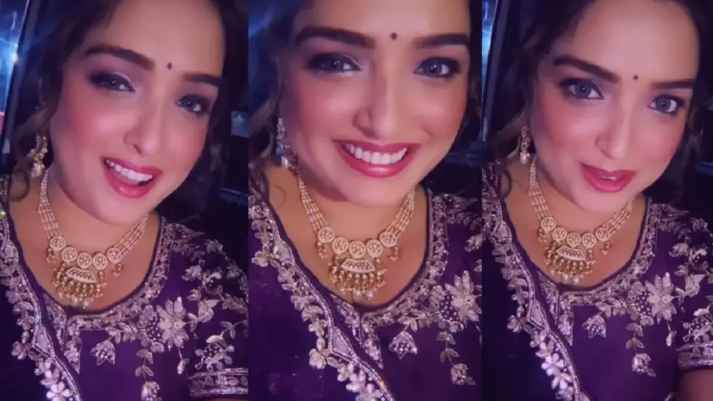 Fans fell in love with the beauty of Amrapali Dubey, the actress created a stir in blue color saree.