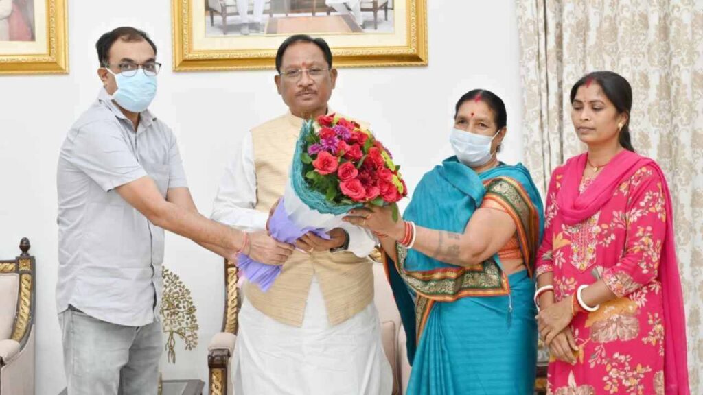 Ganeshram Yadav's Kidney Transplant Successful Under CM Health Assistance Scheme in Chhattisgarh | Ganeshram's kidney transplant was successful with government help, the family met the Chief Minister and expressed gratitude. News Track in Hindi
