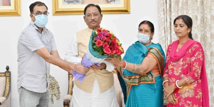 Ganeshram Yadav's Kidney Transplant Successful Under CM Health Assistance Scheme in Chhattisgarh | Ganeshram's kidney transplant was successful with government help, the family met the Chief Minister and expressed gratitude. News Track in Hindi