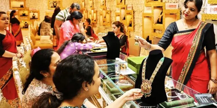 Gold-Silver Price Crash: 2 हफ़्तों में सोना 10,000 रुपये सस्ता, चांदी में 21,000 रुपये की गिरावट, जानें कारण