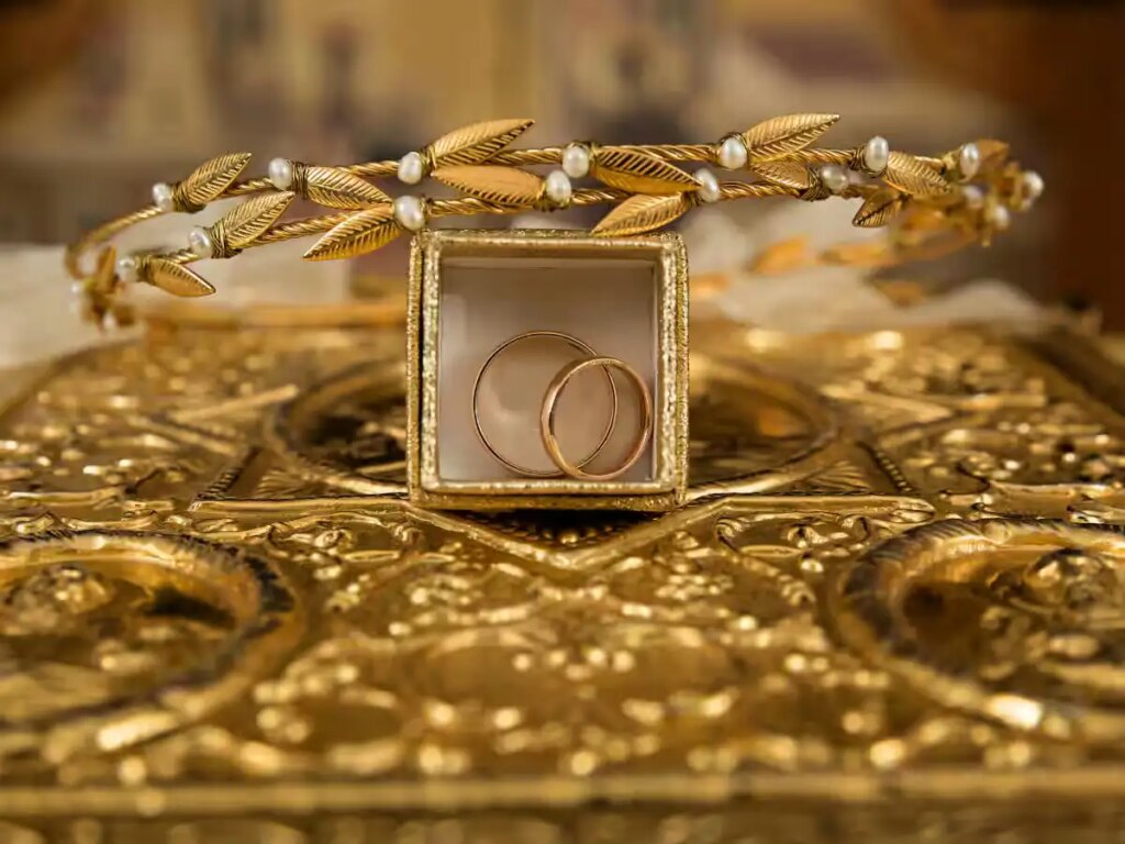 Gold Silver Price Today: एक दिन की तेजी के बाद फिर टूटी चमक, जानें आज 10 ग्राम सोने और चांदी का ताजा रेट