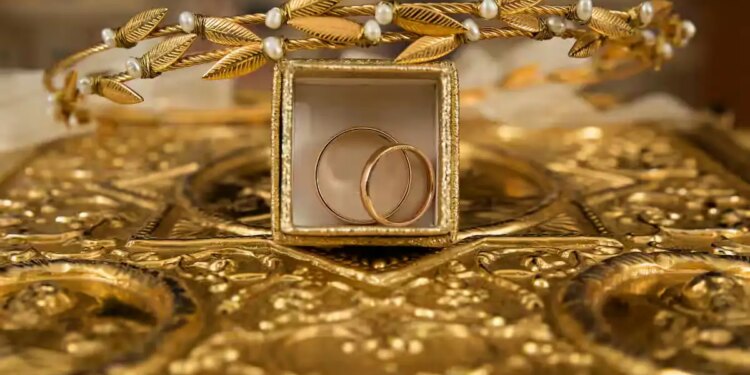 Gold Silver Price Today: एक दिन की तेजी के बाद फिर टूटी चमक, जानें आज 10 ग्राम सोने और चांदी का ताजा रेट