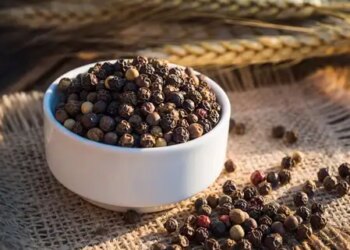 If there is muscle stiffness and joint pain in winter, then use black pepper in this way.