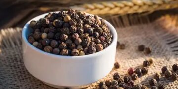 If there is muscle stiffness and joint pain in winter, then use black pepper in this way.