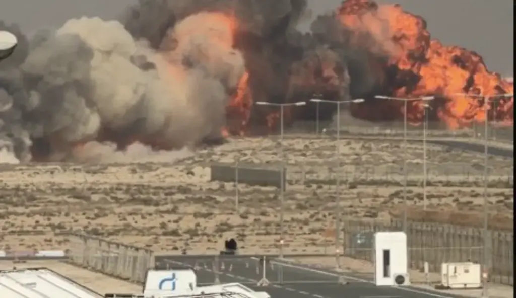 Indian plane crashes in Dubai, Army starts investigation, pilot dies on the spot.