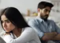 रिलेशनशिप में साइलेंस जरूरी या खतरनाक? जानिए कब पार्टनर की चुप्पी प्यार का रूप होती है और कब बनती है ट्रबल का इशारा