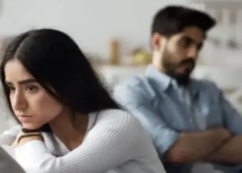 रिलेशनशिप में साइलेंस जरूरी या खतरनाक? जानिए कब पार्टनर की चुप्पी प्यार का रूप होती है और कब बनती है ट्रबल का इशारा