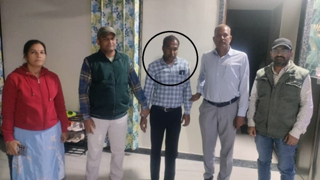 Land records inspector Kamlesh Chandra Khatik arrested red handed while taking bribe of Rs 7 lakh in Rajsamand