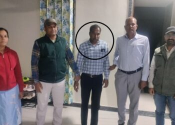 Land records inspector Kamlesh Chandra Khatik arrested red handed while taking bribe of Rs 7 lakh in Rajsamand