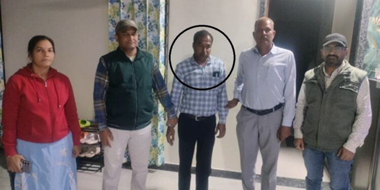 Land records inspector Kamlesh Chandra Khatik arrested red handed while taking bribe of Rs 7 lakh in Rajsamand
