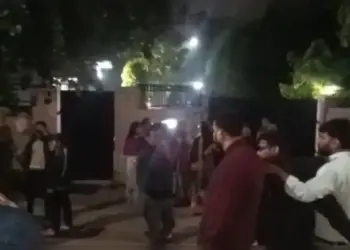 Lathi-sticks and stones pelted in PG, people reached SP and Collector residence at night