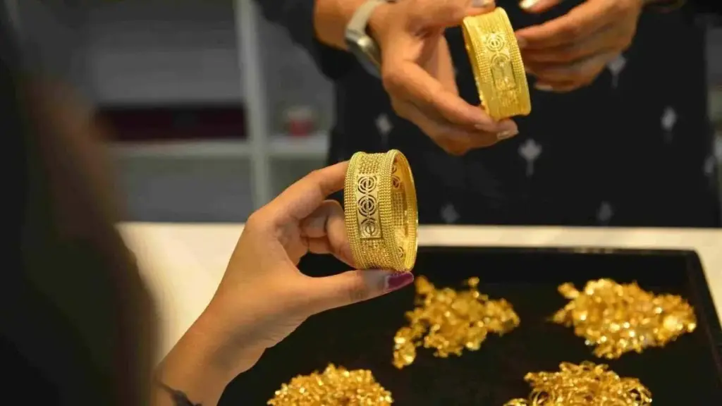 Movement in gold and silver prices again today! Rates released for 17th November, know how much the prices changed in your city