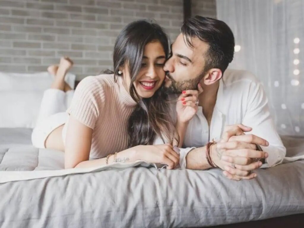 Night Romance Secrets: रात में बढ़ जाती है पुरुषों की नज़दीकियां, साइंस ने बताया इसके पीछे का असली कारण​​​​​​​