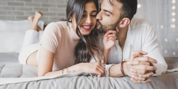 Night Romance Secrets: रात में बढ़ जाती है पुरुषों की नज़दीकियां, साइंस ने बताया इसके पीछे का असली कारण​​​​​​​