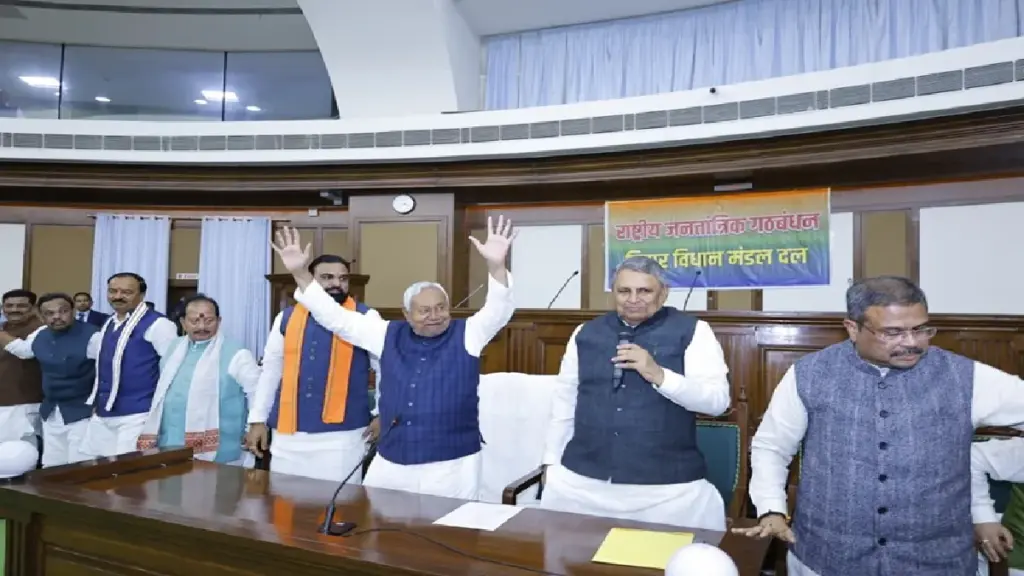 Nitish Kumar Stakes Claim To Form Government: Nitish Kumar will be the CM of Bihar, met the Governor and submitted the letter of support of NDA MLAs after being elected leader of the NDA legislative party.