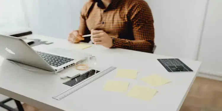Office holiday became a matter of controversy, manager-employee's viral chat created a storm of laughter on the internet.