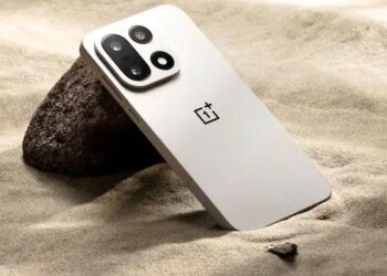 भारत में लॉन्च से पहले ही&nbsp;OnePlus 15 की कीमत से उठा पर्दा! फीचर्स के साथ जाने कितने में मिलेगा ये फ्लैगशिप स्मार्टफोन&nbsp;