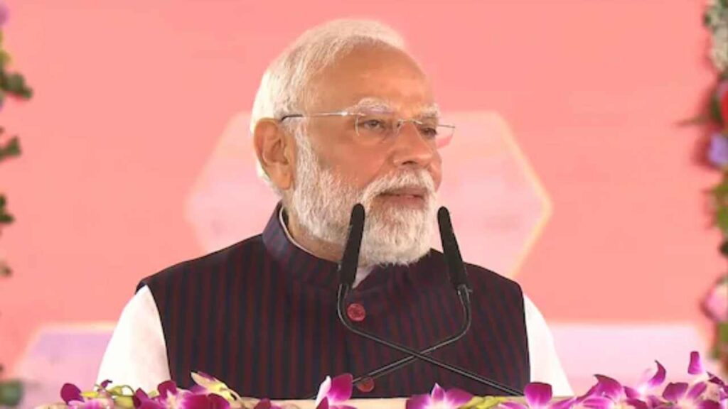 PM Modi Slams RJD-Congress in Ara Rally: Says CM Post Taken at Gunpoint, NDA Set for Record Win | 'The post of CM is held with a sword on his forehead...' PM Modi roared in Ara, lambasted the Grand Alliance. News Track in Hindi