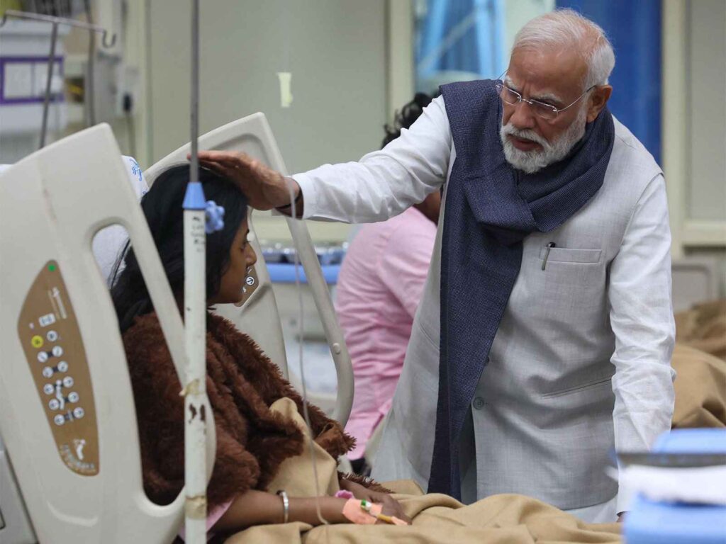 PM Modi reached LNJP hospital after returning from Bhutan, met the injured victims of Delhi blast