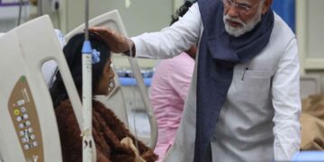 PM Modi reached LNJP hospital after returning from Bhutan, met the injured victims of Delhi blast