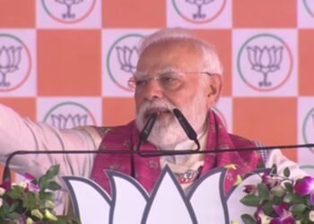 PM Modi roars in Araria, crowds gather at public meeting. 'Nil but silence in the name of work under Lalu Raj' PM Modi's roar in Araria, crowd gathered in the public meeting. News Track in Hindi