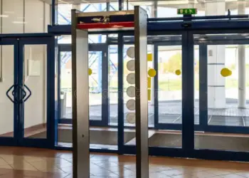 People are taking blessings by touching the metal detector door considering it as a temple, funny VIDEO went viral on social media