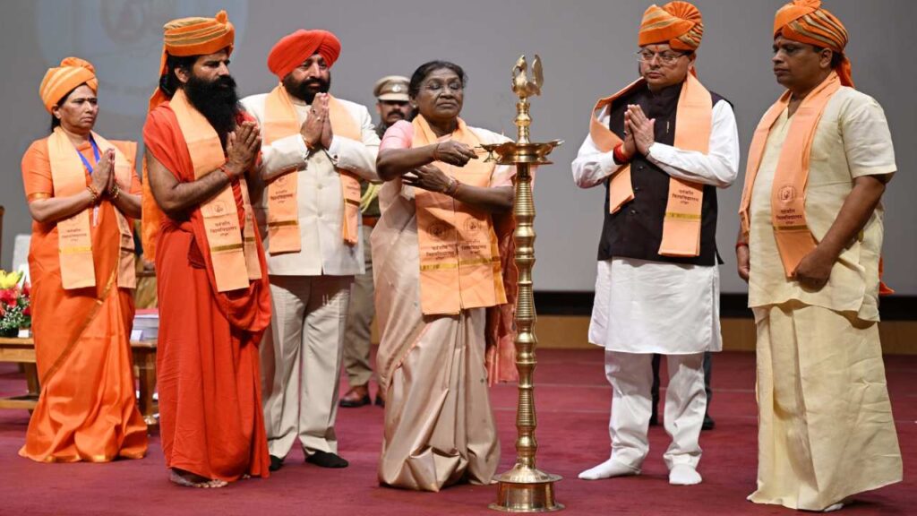 President Murmu Felicitates Students at Patanjali University Haridwar | President Murmu gave degrees at Patanjali University, Haridwar. News Track in Hindi