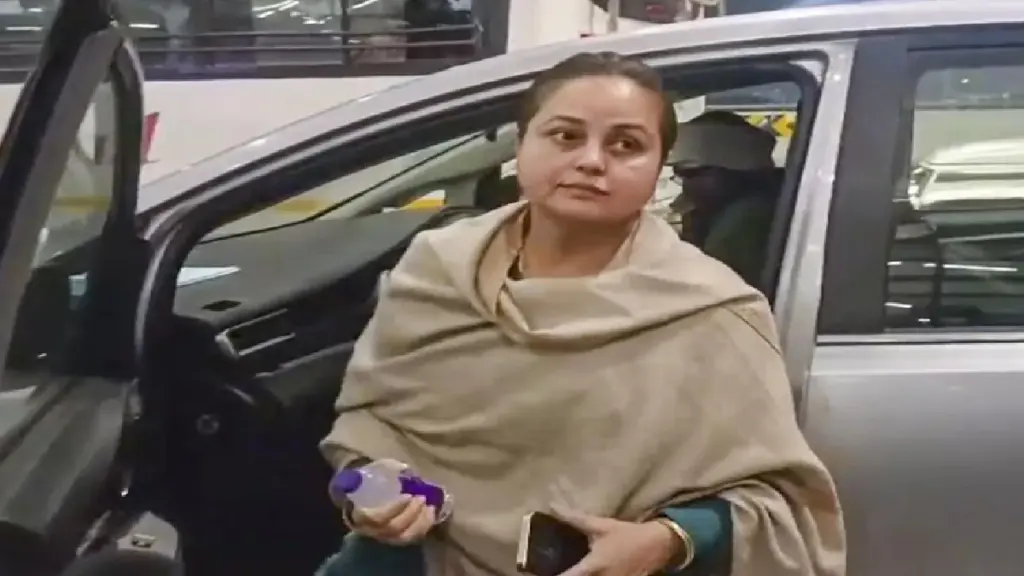 Rohini Acharya Lashed Out At A Journalist: Rohini Acharya called a journalist and reprimanded him for his comments about her, and also targeted Tejashwi Yadav.