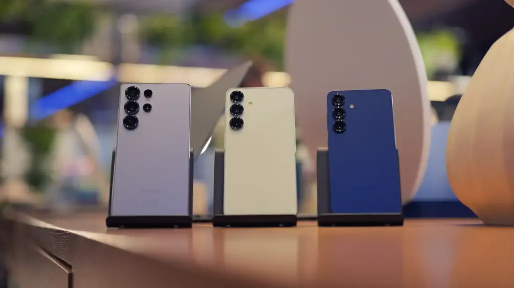 Samsung की अगली फ्लैगशिप सीरीज़ का खुलासा! Galaxy S26 Ultra में आएंगे ये धांसू फीचर्स, iPhone को मिलेगी कांटे की टक्कर