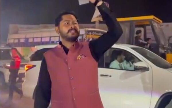 Seeing the ambulance stuck in the jam, AAP MLA came out on the road, saved the life of the patient, took action against the negligent police