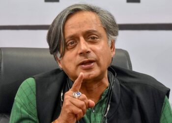 Shashi Tharoor again embroiled in controversy after praising Advani, Congress gave a shock
