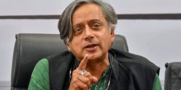 Shashi Tharoor again embroiled in controversy after praising Advani, Congress gave a shock