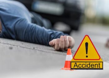 Speeding car rams into truck, one dead; Two serious, three friends were returning from Khatushyamji