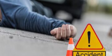 Speeding car rams into truck, one dead; Two serious, three friends were returning from Khatushyamji