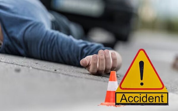 Speeding car rams into truck, one dead; Two serious, three friends were returning from Khatushyamji