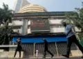 Stock Market Closing : गिरावट में शुरुआत के बाद बढ़त के साथ बंद हुआ बाजार,&nbsp;निफ्टी 25,775 के पास, सेंसेक्स&nbsp;83,978 पर बंद