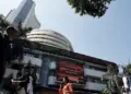 Stock Market Opening : सप्ताह के पहले दिन बाजार की कमजोर शुरुआत!&nbsp;150 अंक टूटा सेंसेक्स,&nbsp;निफ्टी 25,700 पर टिके रहने की जद्दोजहद में&nbsp;